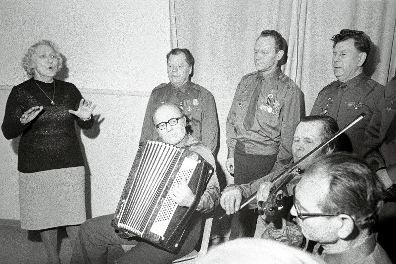 Haapsalu Kolhooside Ehituskontori sõjaveteranide ansambel "Tungal" esinemas.