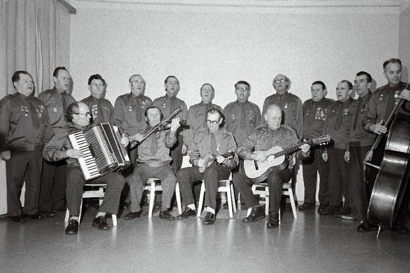 Haapsalu Kolhooside Ehituskontori sõjaveteranide ansambel "Tungal" esinemas.