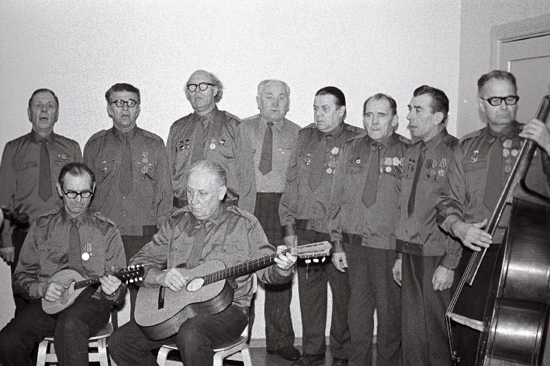 Haapsalu Kolhooside Ehituskontori sõjaveteranide ansambel "Tungal" esinemas.