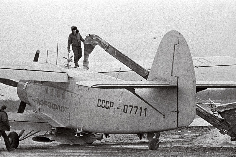 Väetise laadimine lennukisse põldude väetamiseks Haapsalu rajooni Karuse kolhoosis.