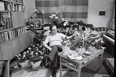 Dirigent Heino Kaljuste oma 50. sünnipäeval kodus.  similar photo