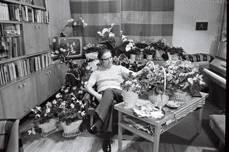 Dirigent Heino Kaljuste oma 50. sünnipäeval kodus.