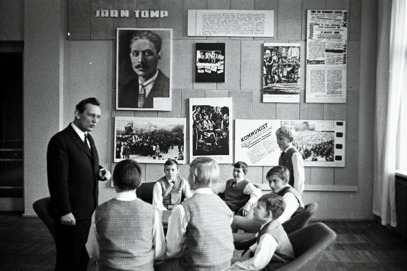 J. Tombi nim Kultuuripalee poistekoori dirigent Uno Järvela koos koori liikmetega kultuuripalees.