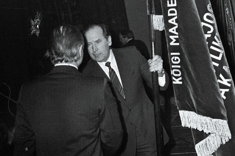 Eduka töö eest söödavarumisel 1983.a. Haapsalu rajoonile määratud EKP Keskkomitee, Eesti NSV Ministrite Nõukogu, Eesti NSV Ametiühingute Nõukogu, ELKNÜ 

Keskkomitee rändpunalipu annab rajooni parteiaktiivi koosolekul üle Eesti NSV Ministrite Nõukogu esimehe asetäitja,  Eesti NSV Riikliku Plaanikomitee esimees Gustav Tõnspoeg.