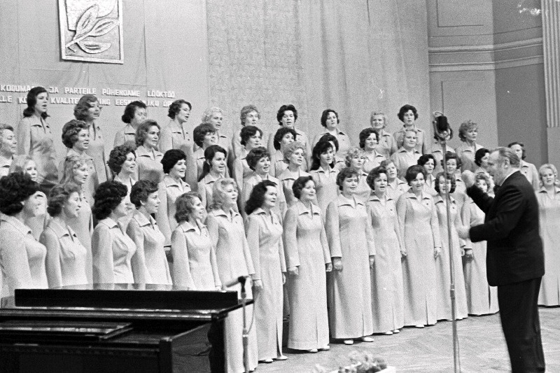Tallinna Haridustööliste Naiskoor, dirigent Lembit Verlin.
