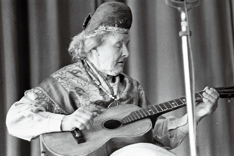 Rapla rajooni Teenuse Kultuurimaja 81aastane rahvalaulik Marie Lillesmägi.