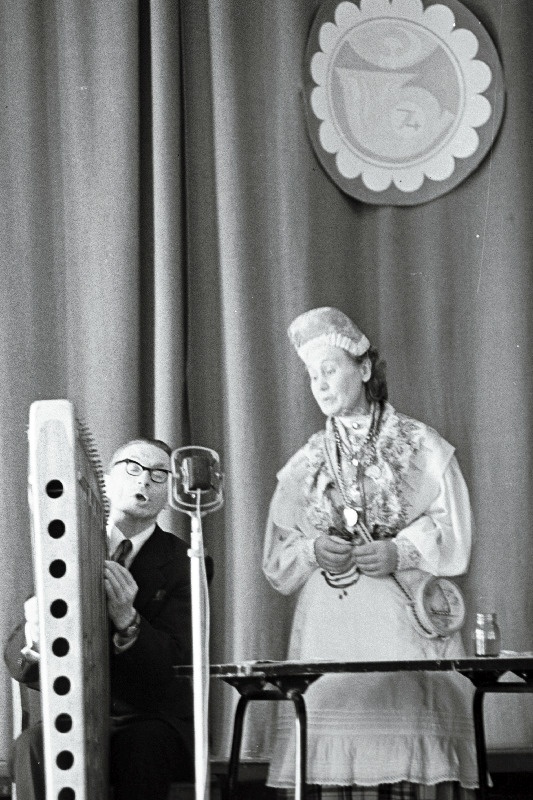 Haapsalu rajooni Rõude Kultuurimaja rahvamuusikaansambli solist E. Junts.