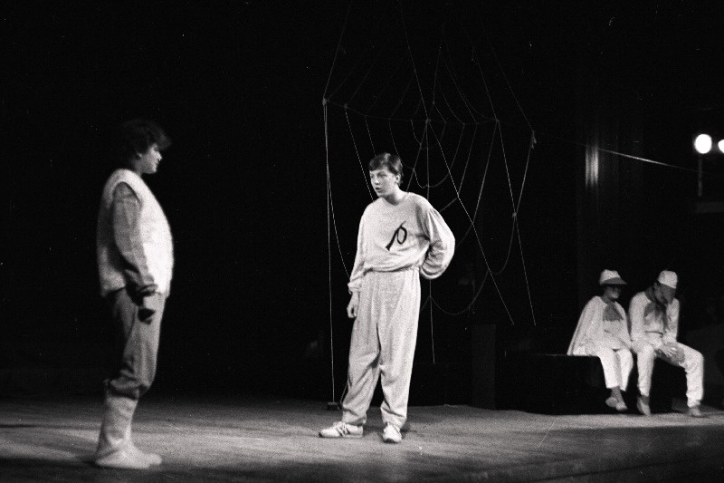 Stseen Haapsalu 1. Keskkooli muusikateatri "Pöialpoiss" 15. aastapäevaks lavastatud E.B.White´i näidendist "Charlotte koob võrku". Keskel Wilburi osatäitja 
Mart Vesik.