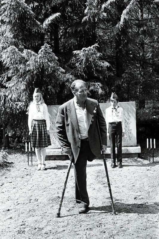 Eesti NSV vabastamise fašistlikest okupantidest 40. aastapäevale pühendatud sõjaaegse 27. laskurpolgu veteranide nõukogu ajaloo uurimise ja jäädvustamise 

grupi korraldatud matkast mööda polgu rindeteid osavõtjate kohtumisel kõneleb sõjaveteran Karuselt Johannes Kunder.