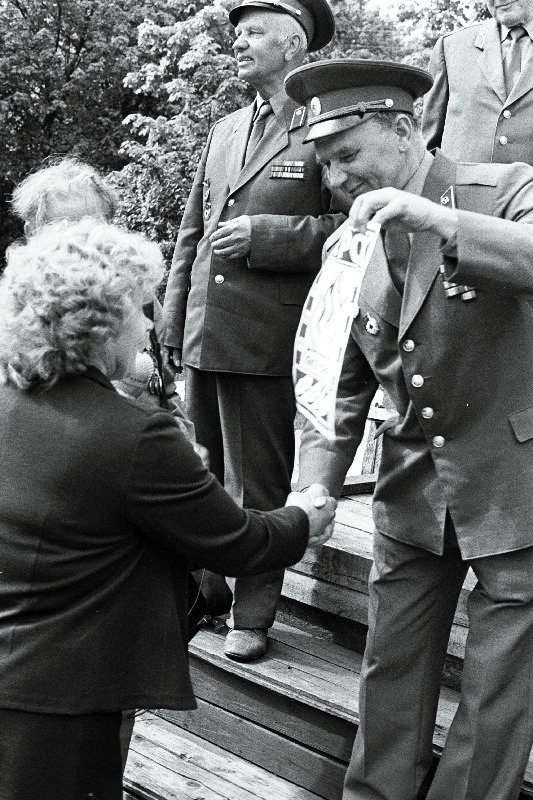 Eesti NSV vabastamise fašistlikest okupantidest 40. aastapäevale pühendatud sõjaaegse 27. laskurpolgu veteranide nõukogu ajaloo uurimise ja jäädvustamise 

grupi korraldatud matkast mööda polgu rindeteid osavõtjate kohtumisel Virtsus annab matka üldjuhi asetäitja, endise 27. laskurpolgu veteranide nõukogu sekretär, erumajor Valentin Villemson külanõukogu esimehele Õie Pärnale üle polgu meene.