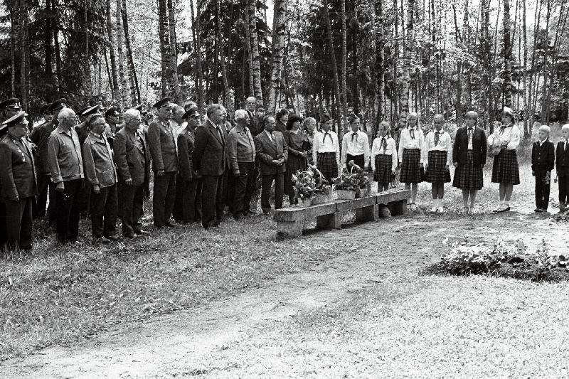 Eesti NSV fašistlikest okupantidest vabastamise 40. aastapäevale pühendatud sõjaaegse 27. laskurpolgu veteranide nõukogu ajaloo uurimise ja jäädvustamise grupi korraldatud matkast mööda polgu rindeteed osavõtjate kohtumise miiting.