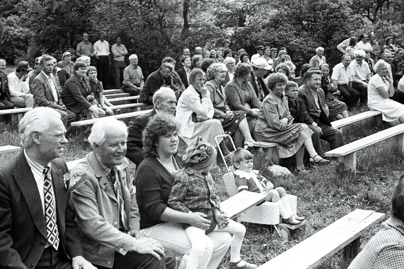Eesti NSV fašistlikest okupantidest vabastamise 40. aastapäevale pühendatud sõjsaegse 27.  laskurpolgu veteranide
nõukogu ajaloo uurimise ja jäädvustamise
grupi korraldatud matkast osavõtjate kohtumisel kontserdi pealtvaatajad