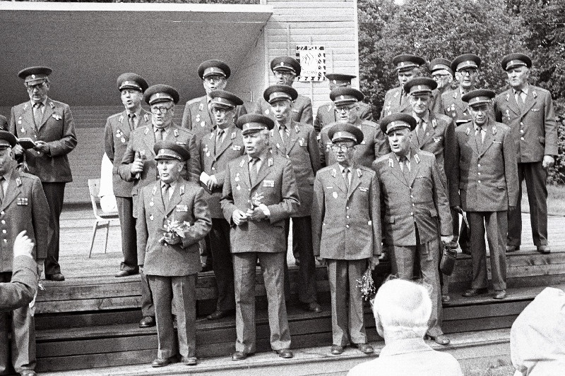 Eesti NSV fašistlikest okupantidest vabastamise 40. aastapäevale pühendatud sõjaaegse 27. laskurpolgu veteranide nõukogu ajaloo uurimise ja jäädvustamise grupi korraldatud matkast mööda polgu rindeteed osavõtjate kohtumisel esineb sõjaveteranide ansambel.