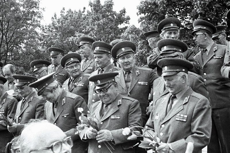 Eesti NSV fašistlikest okupantidest vabastamise 40. aastapäevale pühendatud sõjaaegse 27. laskurpolgu veteranide nõukogu ajaloo uurimise ja jäädvustamise grupi korraldatud matkast mööda polgu rindeteed osavõtjate kohtumisel esineb sõjaveteranide ansambel.