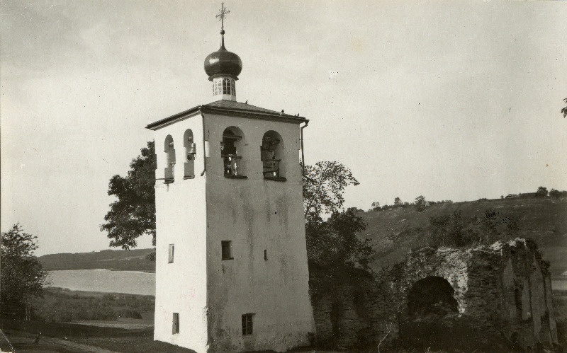 Mõla kloostri varemed, vasakul kloostri säilinud kellatorn.
