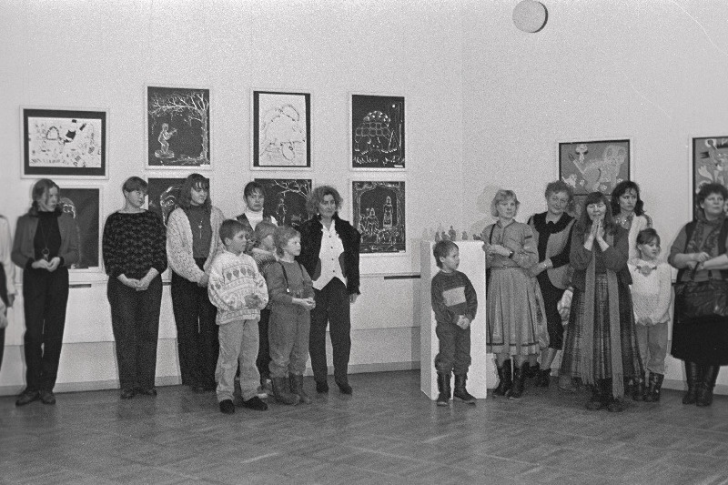 Viljandi Noorte Huvikeskuse kunstiringi liikmete tööde näitus Viljandi kunstisaalis.