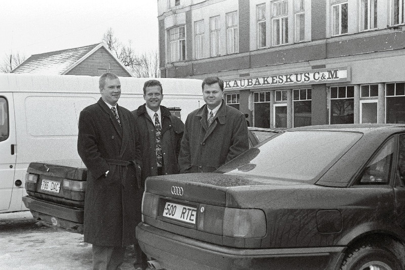 Hansapanga haldusdirektor Ivar Virkus, AS-i Koger ja Sumberg grupi juhatuse esimees Andres Koger ja Hansapanga kontorite divisjoni direktor Gerd Müller Viljandis.