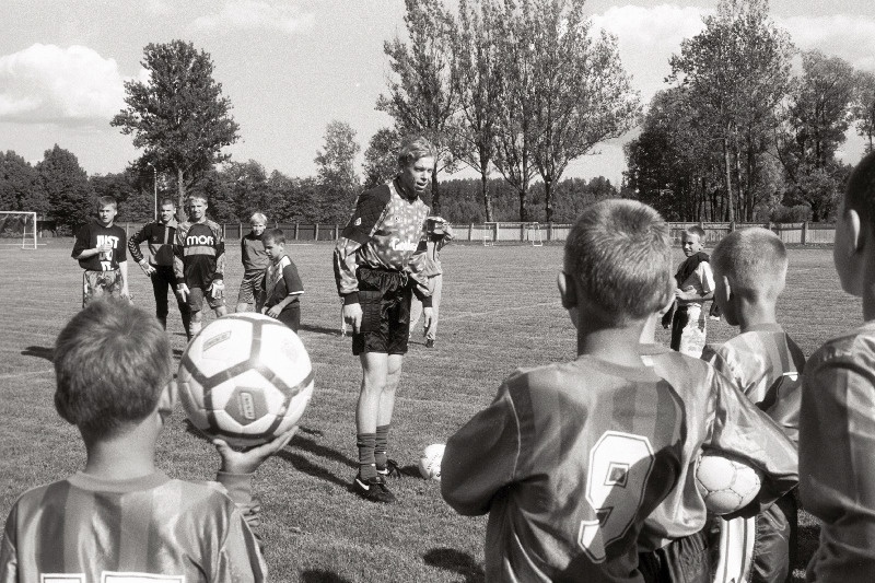Jalgpallur Mart Poom Viljandi jalgpallipoistega.