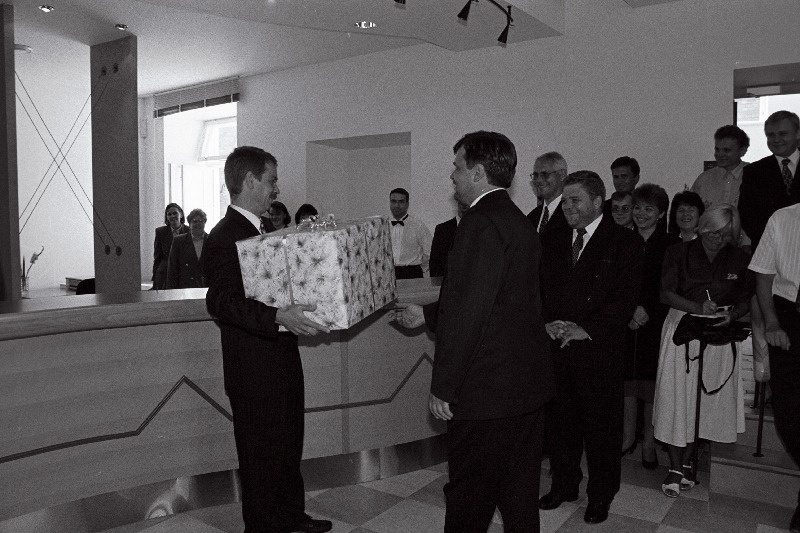 Hoiupanga Viljandi harukontori renoveeritud hoone avamine. Hoiupanga juhatuse esimees Olari Taal.