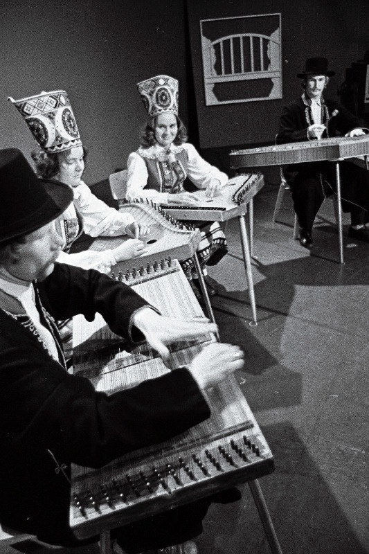 Tartu Riikliku Ülikooli isetegevuslased esinevad Eesti Televisioonis. TRÜ rahvamuusikaorkestri kandleansambel.