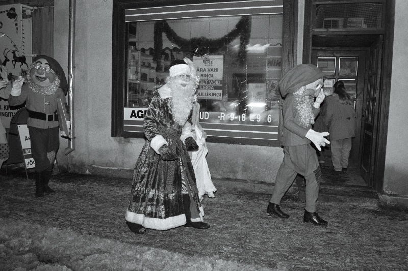 Jõuluvana ja päkapikud Viljandi tänavail.