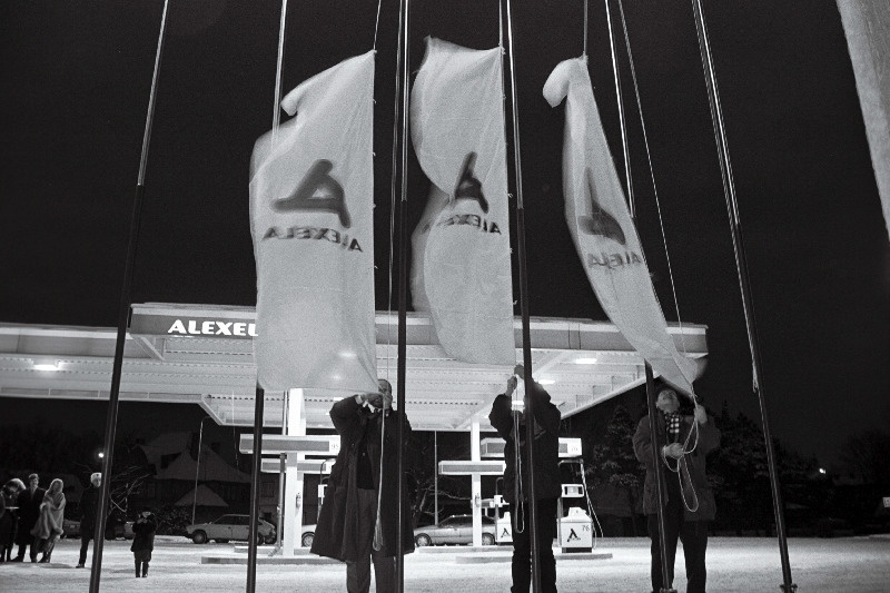 Alexela bensiinijaama avamine Tallinna tänaval.