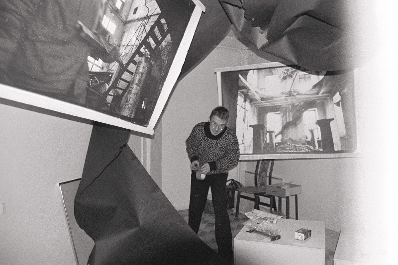 Kunstnik Andrus Kõresaare enne oma näituse avamist Kilpkonna Galeriis.
