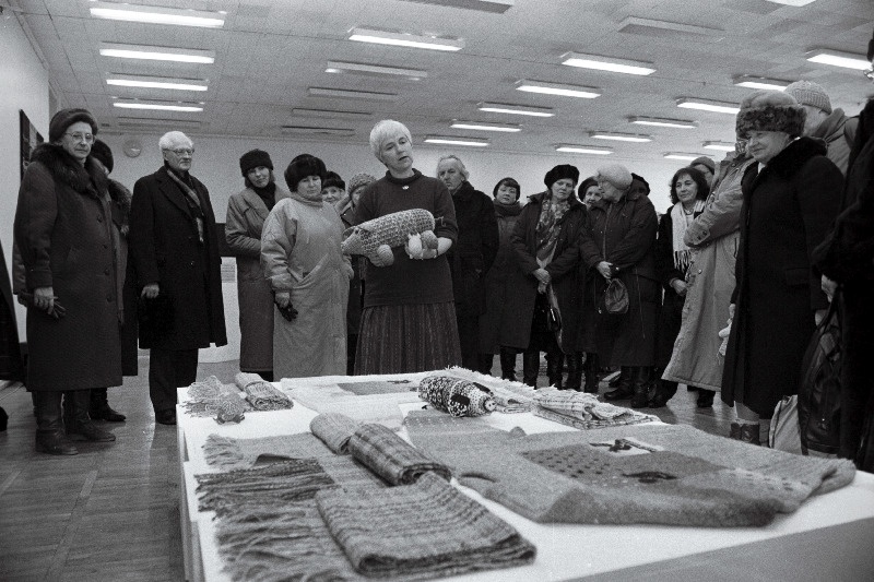 Tekstiilikunstnik Anu Raud (keskel) oma vaibanäitusel Viljandi Kunstisaalis.