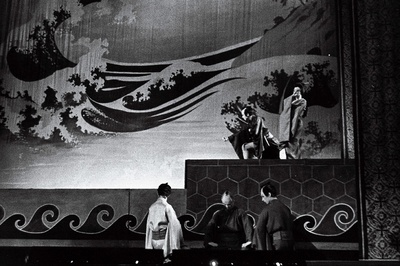 Stseen K. Jamada lühiballetist Pärlipüüdjad teatris Vanemuine.  duplicate photo