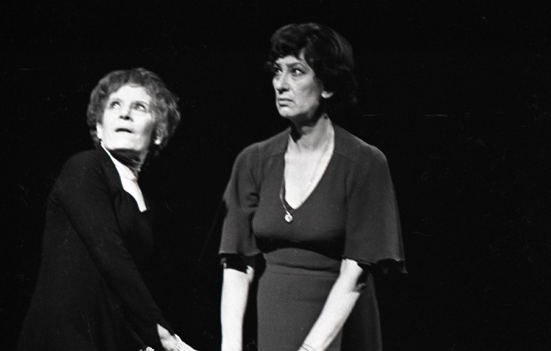 Stseen Ü. Vilimaa lavastusest Edith Piaf teatris Vanemuine. Vasakult: Edith Piaf – Velda Otsus, Simone Bertrant – Maimu Krinal.