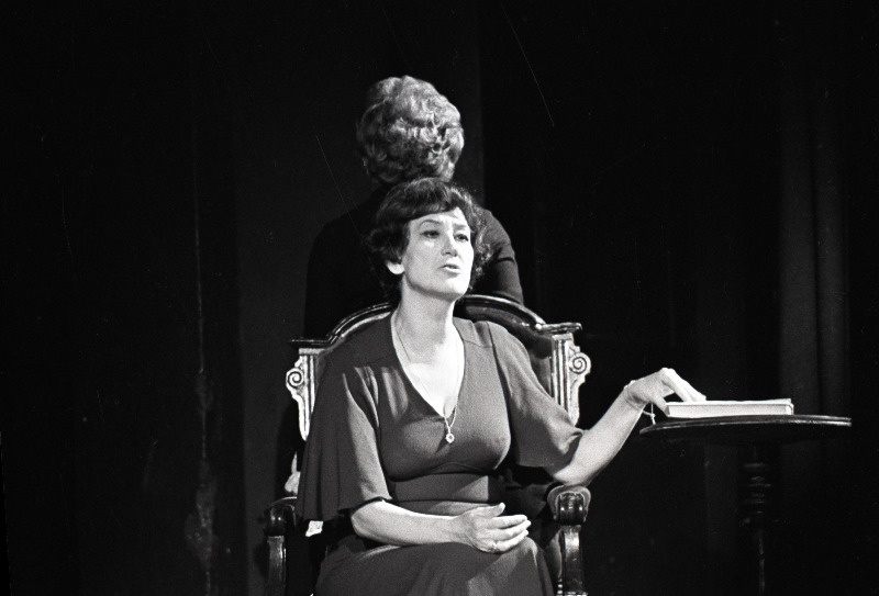 Stseen Ü. Vilimaa lavastusest Edith Piaf teatris Vanemuine. Simone Bertrant – Maimu Krinal.