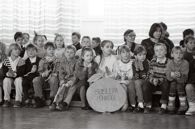 Suislepa Põhikooli esindajad Viljandimaa kooliteatrite ülevaatusel C. R. Jakobsoni nim Gümnaasiumis.