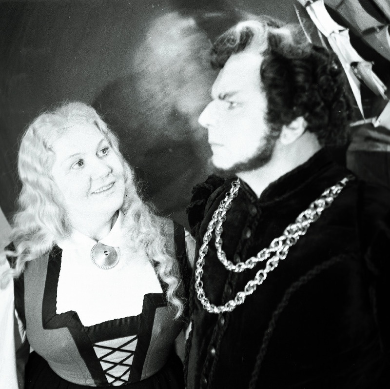 Stseen R. Wagneri ooperist "Lendav hollandlane" teatris Estonia. Hollandlane – Tiit Kuusik, Senta – Olga Lund.