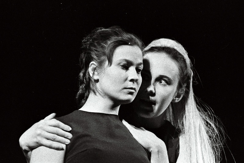 Stseen J. Anouilhi näidendist "Antigone" Noorsooteatris Mikk Mikveri lavastuses. Antigone – Iivi Lepik, Ismene – Milvi Jürgenson.
