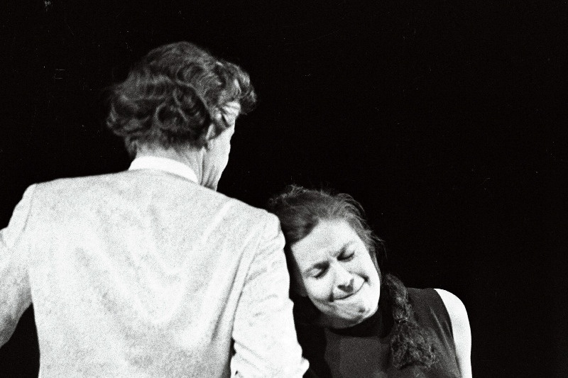 Stseen J. Anouilhi näidendist "Antigone" Noorsooteatris Mikk Mikiveri lavastuses. Antigone – Iivi Lepik, Kreon – Jüri Järvet.