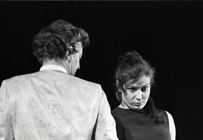 Stseen J. Anouilhi näidendist "Antigone" Noorsooteatris Mikk Mikiveri lavastuses. Antigone – Iivi Lepik, Kreon – Jüri Järvet.  similar photo