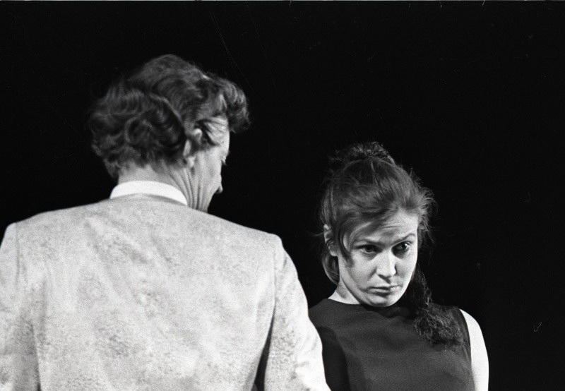 Stseen J. Anouilhi näidendist "Antigone" Noorsooteatris Mikk Mikiveri lavastuses. Antigone – Iivi Lepik, Kreon – Jüri Järvet.