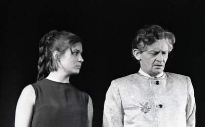 Stseen J. Anouilhi näidendist "Antigone" Noorsooteatris Mikk Mikiveri lavastuses. Antigone – Iivi Lepik, Kreon – Jüri Järvet.  similar photo