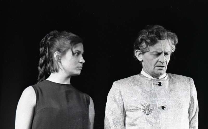 Stseen J. Anouilhi näidendist "Antigone" Noorsooteatris Mikk Mikiveri lavastuses. Antigone – Iivi Lepik, Kreon – Jüri Järvet.