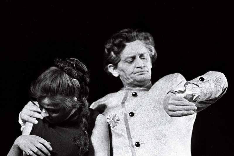 Stseen J. Anouilhi näidendist "Antigone" Noorsooteatris Mikk Mikiveri lavastuses. Antigone – Iivi Lepik, Kreon – Jüri Järvet.