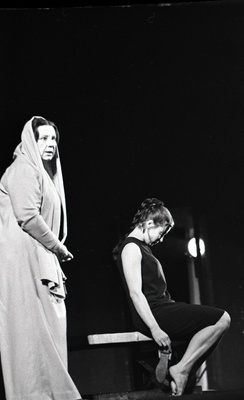 Stseen J. Anouilhi näidendist "Antigone" Noorsooteatris Mikk Mikiveri lavastuses. Amm – Lisl Lindau, Antigone – Iivi Lepik.  similar photo