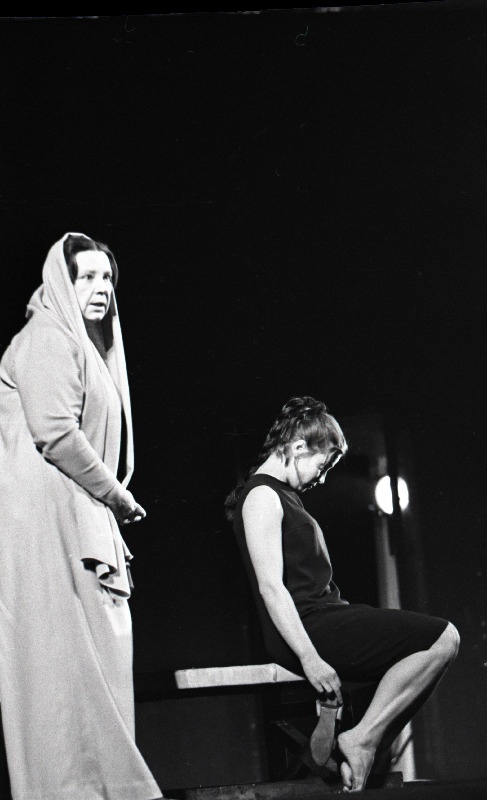 Stseen J. Anouilhi näidendist "Antigone" Noorsooteatris Mikk Mikiveri lavastuses. Amm – Lisl Lindau, Antigone – Iivi Lepik.