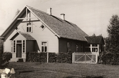 Linsi talu Holstre-Tarvastu maantee ääres.  similar photo