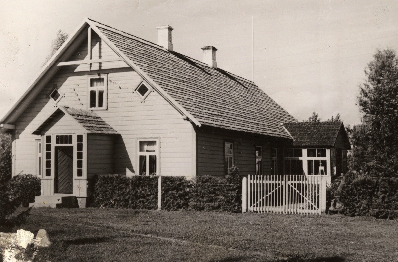Linsi talu Holstre-Tarvastu maantee ääres.