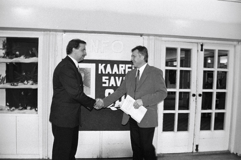 Riigikogu esimees Toomas Savi (paremal) oma isa kunstnik Kaarel Savi maalinäituse avamisel Suure-Jaanis.