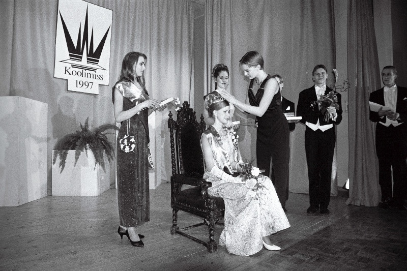 Viljandimaa 1997.a koolimissile Kadri Soobergile paneb krooni pähe 1996.a koolimiss Liina Lall.