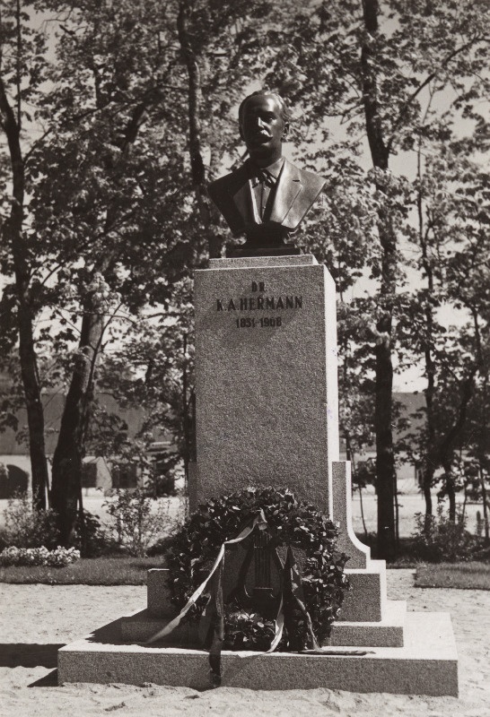 Eesti keeleteadlase Karl August Hermanni mälestussammas Põltsamaa linnapargis.