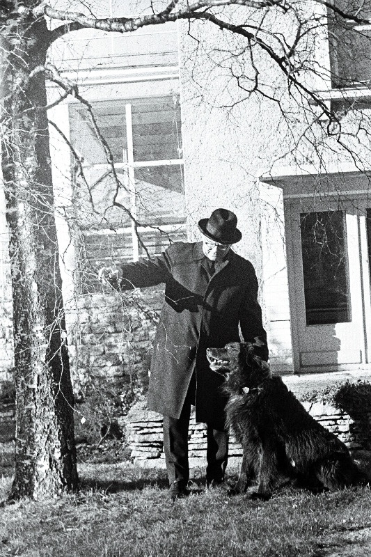 RAT Estonia ooperisolist Tiit Kuusik oma kodu aias Meriväljal.