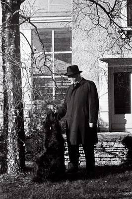 RAT Estonia ooperisolist Tiit Kuusik oma kodu aias Meriväljal.  similar photo