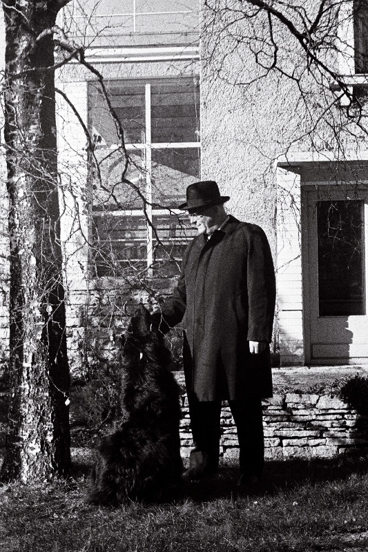 RAT Estonia ooperisolist Tiit Kuusik oma kodu aias Meriväljal.